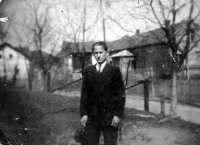 Josef Stříbný u souseda na zahradě v Kobeřicích, 18 let