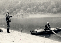 Karel Hubáček v lodi na rybách 80. léta