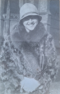 Maminka Emílie Pelantová (ještě za svobodna jako Pozdílková, v Praze na nám. Míru, 1929)