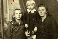 Maminka Věra Vlachová s dcerami Jiřinou a Věrou