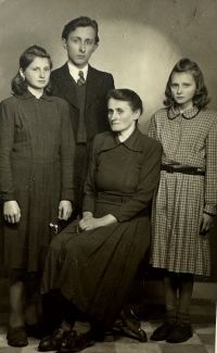 Matka Anna Langerová se svými dětmi Josefem, Annou a Alžbětou