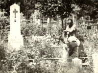 Na hřbitově v Kvasilově v roce 1968