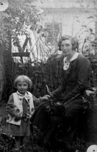 Olga Vlachová s dcerou Jiřinou v roce 1934 v Českém Kvasilově
