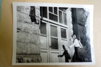 Mireia Ryšková, fotografie ze sledovacího spisu StB, před domem na Náměstí Jiřího z Poděbrad v Praze, 1978