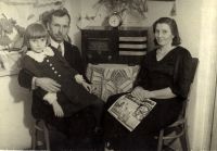 Rodiče s dcerou Jiřinou v domě v Kvasilově na Volyni