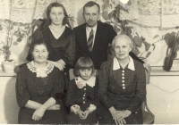 Rodina. Zleva doprava - vpředu babička Králová, Jiřina, Babička Vlachová, vzadu - Olga a Vladimír Vlachovi