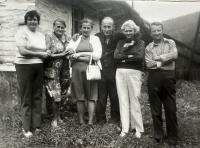 Rodný dům dědy v Chebzí. Zleva Alžběta Odziomková, matka Emma, teta, bratr Josef,  sestra Anna Kuglerová a jejím manžel Radomír