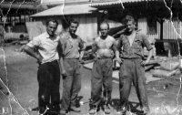 S kolegy na stavbě Nové Hutě Klementa Gottwalda, druhá polovina 50. let, pamětník první vlevo