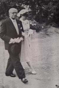 Anna Vodrážková s otcem na procházce