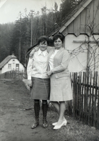 Sisters Anna and Alžběta in Chebzí No. 5, in front of the cottage where they lived after their escape from Česká Ves