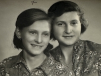 Sisters Anna and Alžběta in 1954