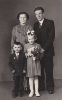 Švagr pamětnice Jindřich Tulach s rodinou v roce 1956