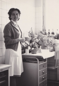 Marie Tulachová jako zdravotní sestra při narozeninách kolegy, 50. léta 20. století