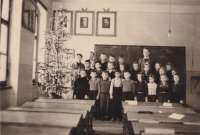 Pamětnice na školní fotografii (druhá zleva v první řadě), 2. polovina 40. let 20. století