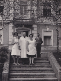 Marie Tulachová (vlevo) s kolegy před budovou Lázní Kundratice, 60. léta 20. století
