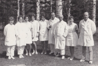 Zaměstnanci Lázní Kundratice, pamětnice třetí zleva, 60. léta 20. století