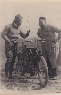 Josef Walter u motocyklu vlastní výroby se závodníkem na motocyklech, rok 1905
