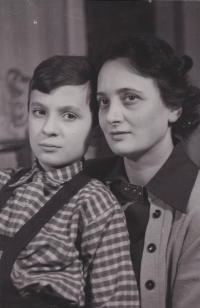 Pamětník Jan Walter se svou matkou