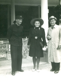 Rodiče pamětníka, Antonín a Božena Chloupkovi na svatební cestě do Luhačovic. Muž v železničářské uniformě vlevo je pamětníkův strýc Josef Chloupek, 1943  
