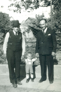 Rok 1945, pamětník jako chlapec s otcem Antonínem Chloupkem starším (vpravo) a dědečkem Františkem Fišerem