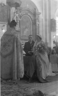 Svatba matčina bratra Františka Fišera s Boženou Šikovou rok 1947. Pojí se s první dětskou vzpomínkou pamětníka na strach z automobilů. 