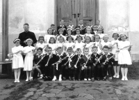 První svaté přijímání ve Střelicích u Brna roku 1952. Antonín Chloupek sedící, druhý zleva. 