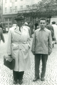 Antonín Chloupek s otcem v Praze roku 1958