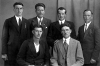 Skupinové foto mužů z Kobeřic, kteří mezi válkami pracovali v Německu, úplně vpravo Alfons Stříbný, otec pamětníka, dole vpravo Vilém Rycka, švagr Alfonse, později spolu byli i ve válce ve stejné jednotce