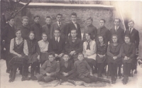 Studenti státní reálky v Turnově, patrně maturitní ročník, tatínek J. Pelant nahoře pátý zprava, 1925