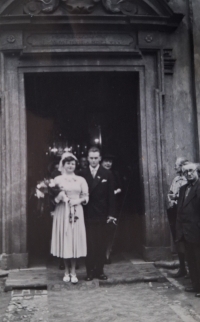 Svatba Anny Vodrážkové v kapli v pražských Olšanech, 1956