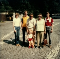 Výlet s rodinou do Karlovy Studánky v roce 1984. Na fotce Anna Kuglerová s manželem Radomírem, synem Martin, synem Radomír, jeho ženou Boženou a vnučkou pamětnice Radkou