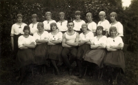 Volyňští sokolové v roce 1938. Stojící třetí zleva matka Olga Vlachová