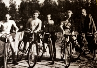Ladislav Müller (uprostřed) na cyklovýletu s kamarády