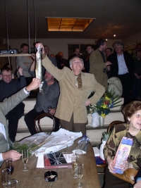 Foto se štikou v ruce je z r. 2004 z oslavy 80. narozenin Karla Hubáčka se spolupracovníky ze SIALu