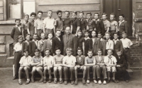 Měšťanská škola v Přerově (pamětník čtvrtý zleva v prostřední řadě)