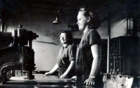 Manželka pamětníka Jarmila Stříbná před svatbou, v továrně Romo ve Fulneku, polovina 50. let, uprostřed