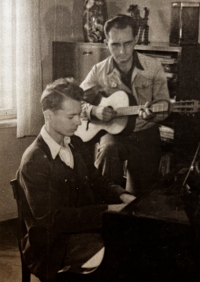 Ladislav Müller (s kytarou) při muzicírování s kamarádem