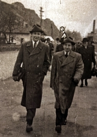 Ladislav Müller (vpravo) s přítelem cestou na koncert R. A. Dvorského na Barrandově (zač. 50. let)