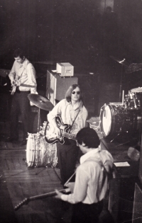 Zpěvák a kytarista Jiří Korn s kapelou Rebels na snímku Lubomíra Peškeho / 1968