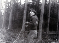 Lubomír Peške se připravuje ke šplhání na stromy k jestřábím hnízdům / 1966