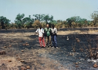 Lubomír Peške s anténou pro zaměření čapí samice Kristýny / východní Senegal / 1995