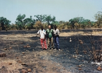 Lubomír Peške s anténou pro zaměření čapí samice Kristýny / východní Senegal / 1995