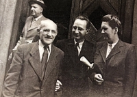 Ladislav Müller s rodiči v den své promoce 