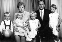 Rodina Stříbných zleva s dětmi Pavlem, Marií, Janou a Marcelou, konec 60. let
