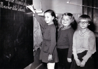 Mireia Ryšková (v brýlích) ve druhé třídě, cca 1959