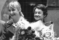 Mireia Ryšková s matkou Helenou Ryškovou, druhá promoce, Praha, 1976