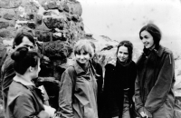 Mireia Ryšková (uprostřed) v době studií na Filozofické fakultě Univerzity Karlovy, kunsthistorická exkurze, cca 1971