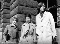 Mireia Ryšková (vlevo) před Filozofickou fakultou Univerzity Karlovy s překladatelem z francouzštiny Václavem Jankem (vpravo) a Vlastou Mackovou Dufkovou, překladatelskou a spisovatelkou, začátek 70. let 20. století