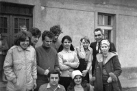 Mireia Ryšková (třetí zprava nahoře) na tajné salesiánské chalupě, asi 70. léta 20. století