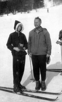 Mireia Ryšková s otcem Karlem Ryškou. Krkonoše, 1964